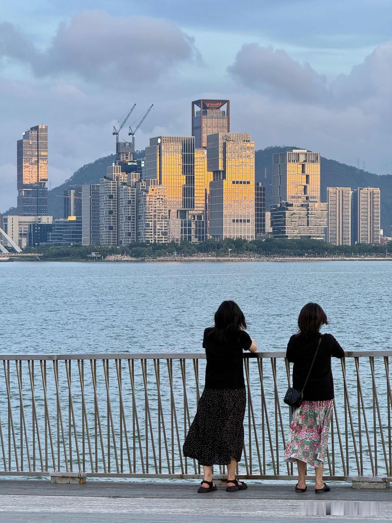 深圳前海，那真是魅力无限！这里高楼林立，建筑风格现代又独特，腾讯、汇丰等知名企业