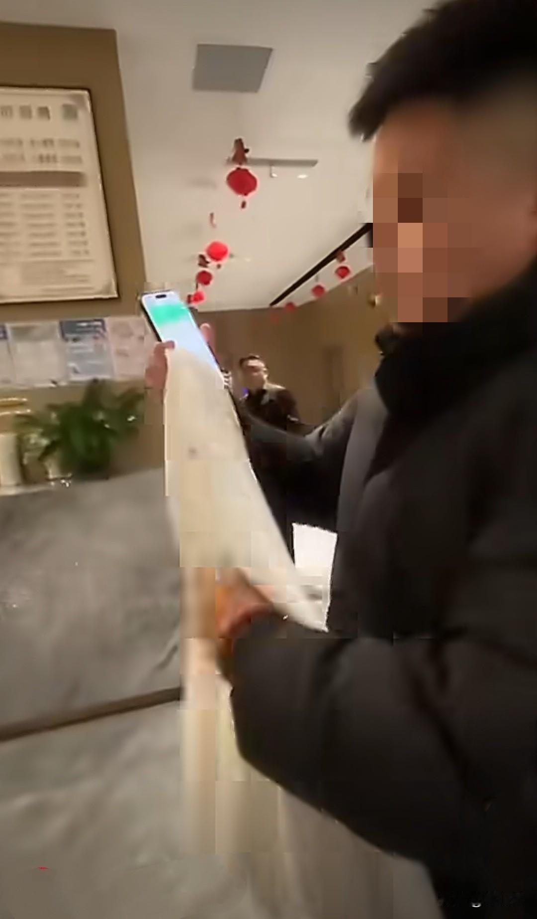 大年初一，男子去洗浴中心泡澡，因使用的大毛巾上面有个洞，服务员认为是被其烟头烫出