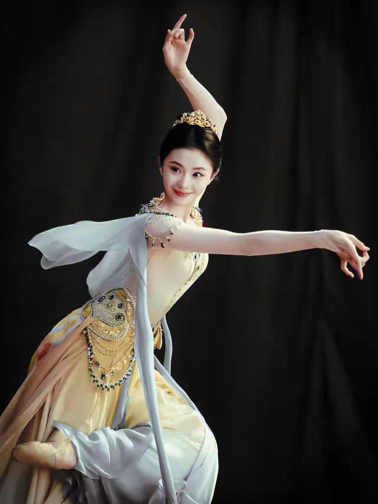 让刘浩存演绎忆秦娥不无道理，她的脸小、眼睛大，四肢修长，有舞蹈功底，特别是一双眼