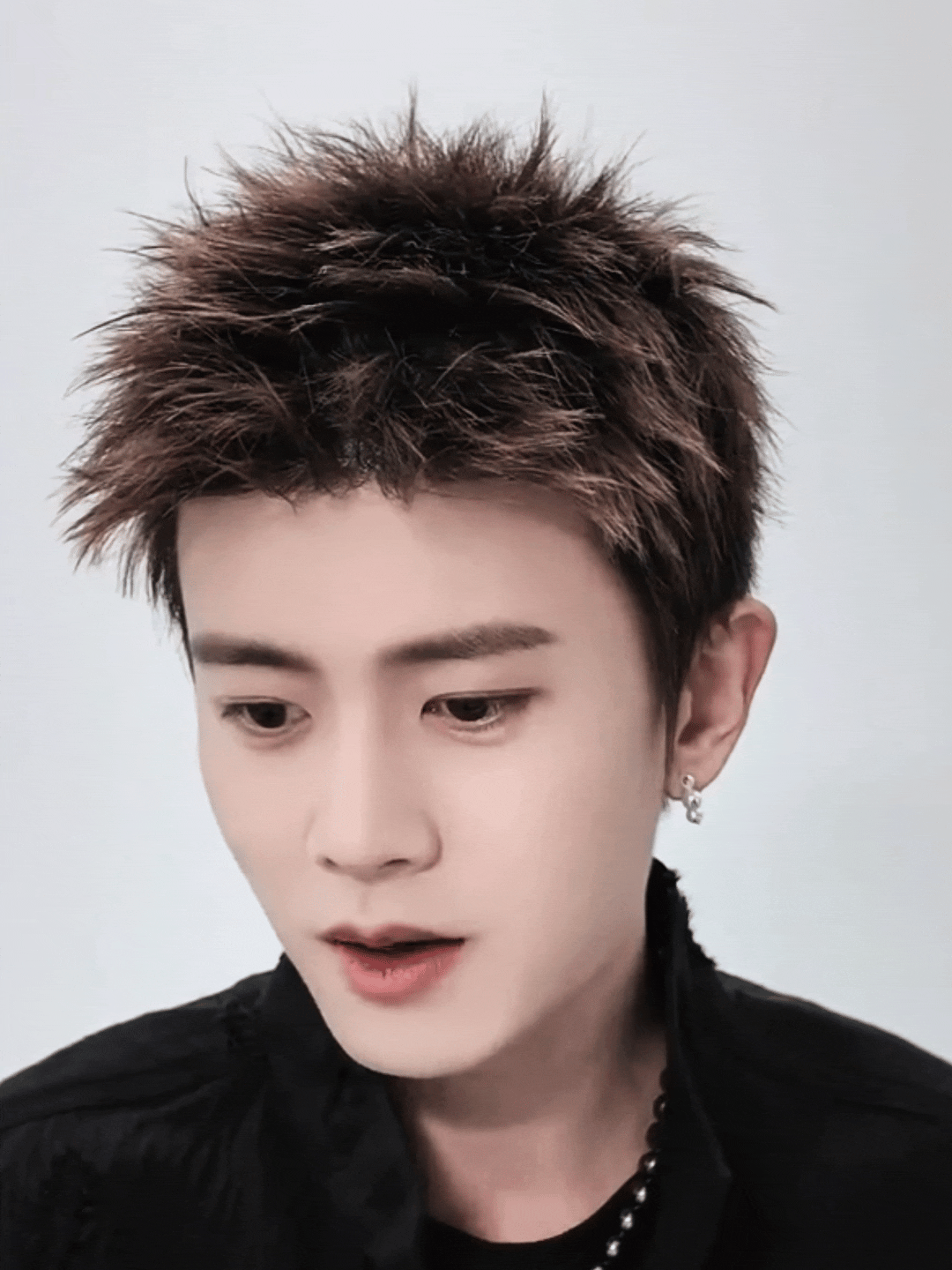 剧集深渊游戏致敬那些在黑暗中坚守的光——任嘉伦以李成警官之名，踏入《深