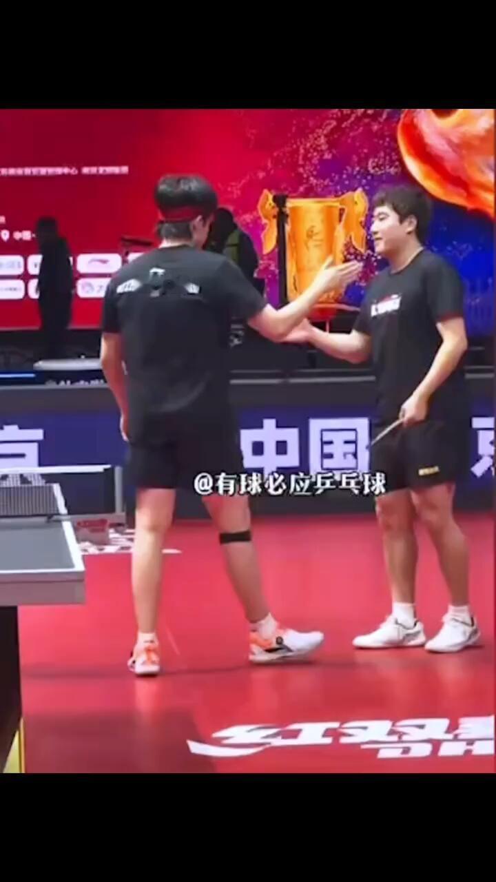 王楚钦拍完这个，拍我的，头哥和大胖是真好，自然而然，其实无论在哪里训练，身边总有