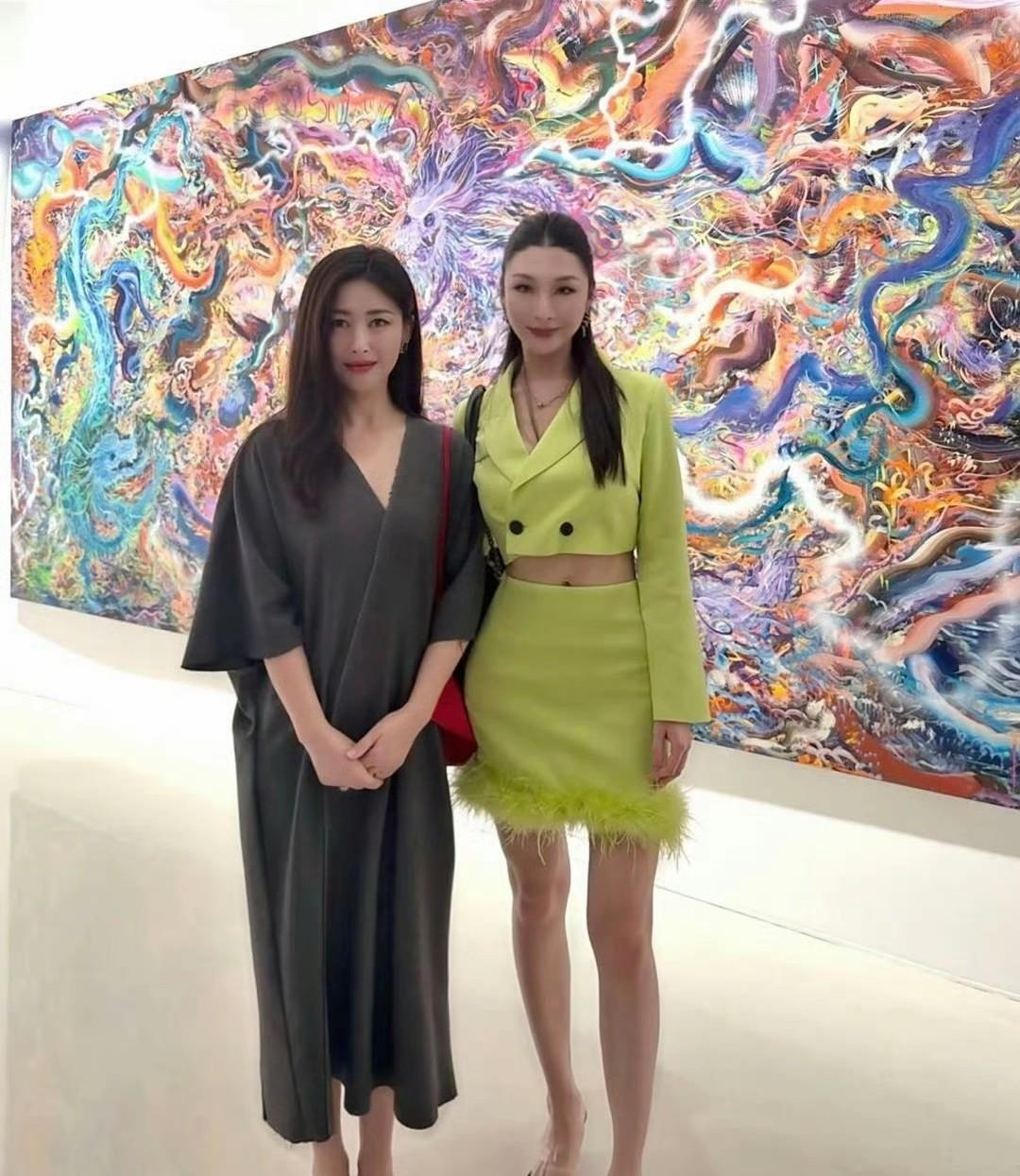 40岁朱珠去看画展，这一身穿搭直接把“贵气”焊在身上了！LV的外套搭爱马仕的包