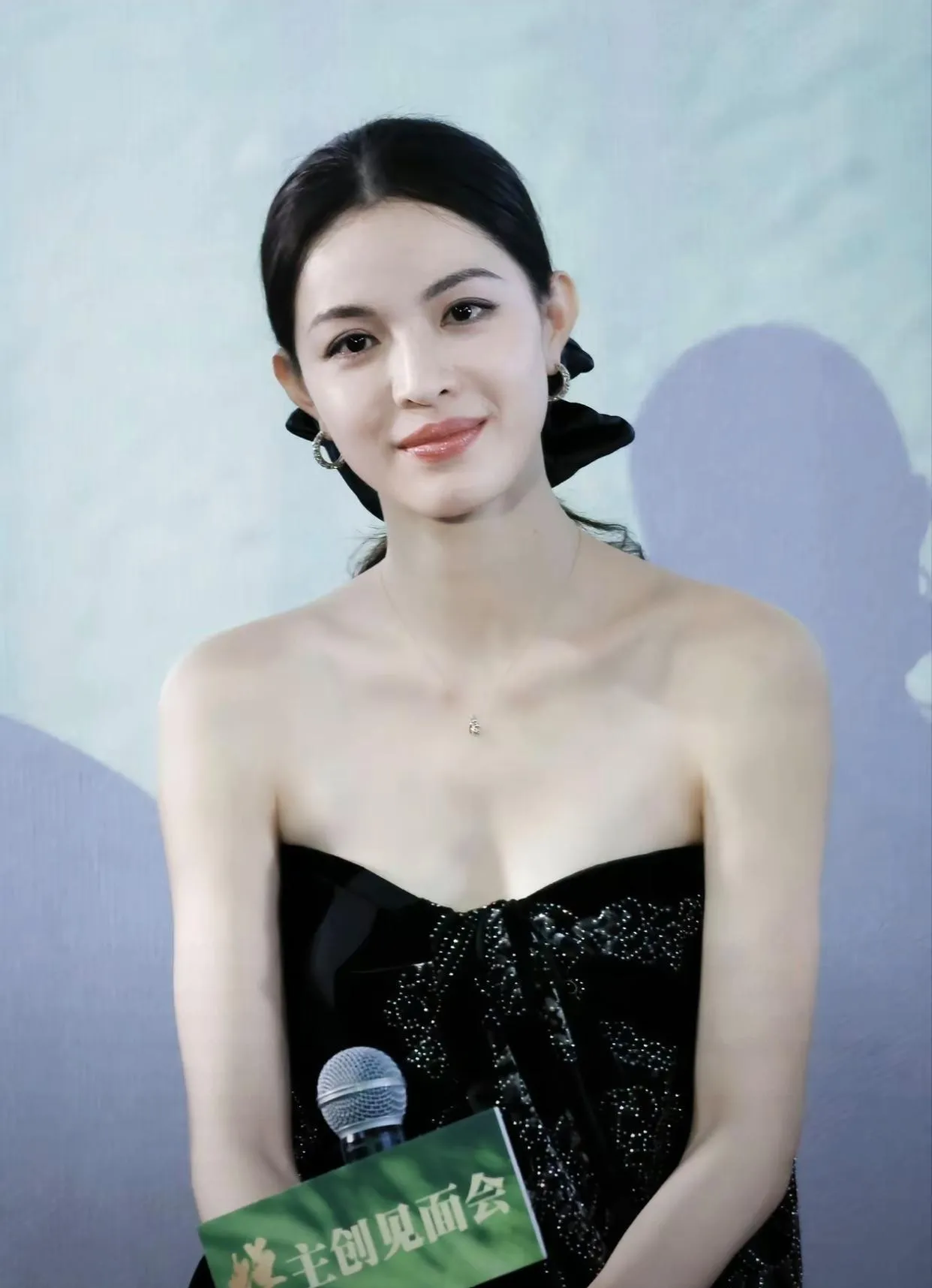 都说钟楚曦是氛围感美女，看完这组活动图算是真切体会到了。黑色抹胸礼裙点缀细碎钻饰，配上蝴蝶结马尾，大