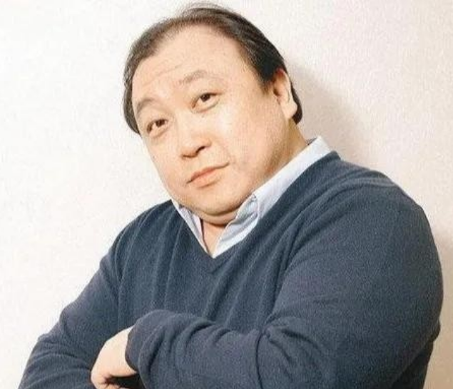 1989年，在拍摄《赌神》时，永盛影视公司面临倒闭，只开得起演员一个月的工资，老