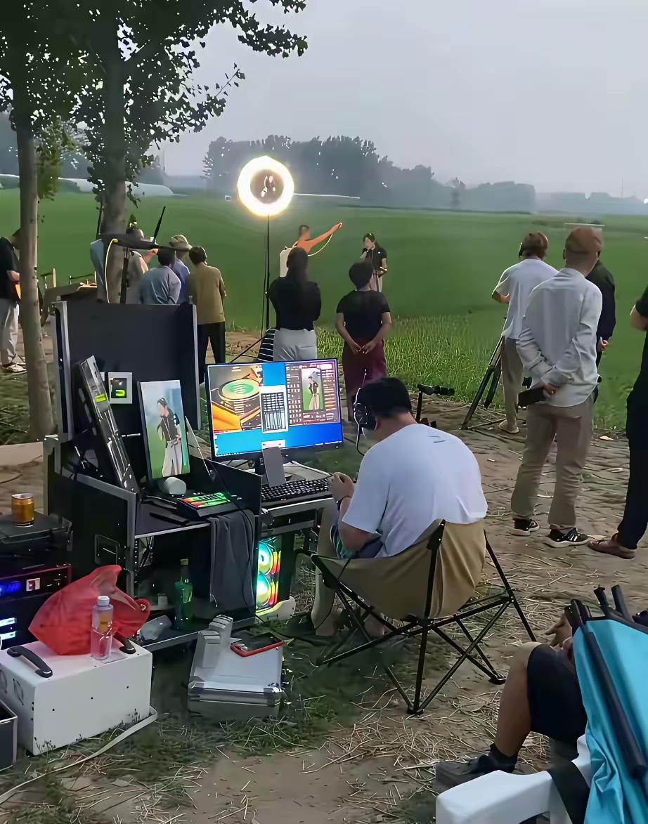 我就很好奇,他们到底在田里做什么?