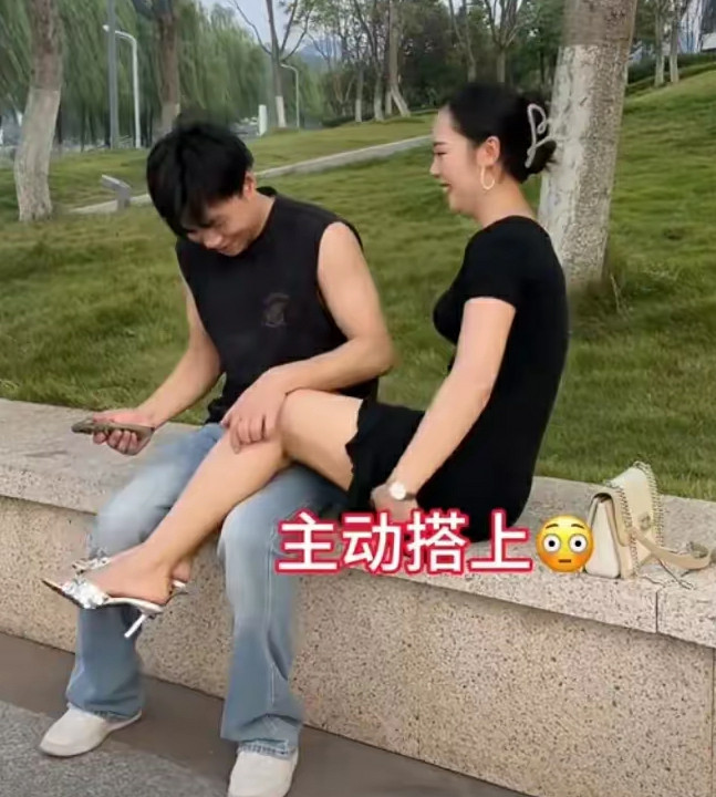 第一次约会，紧张到不敢对视😅
