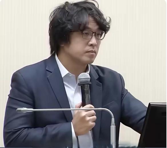 可惜这英俊的脸庞，炫酷的发型。这般形象，隐藏着个肮脏的灵魂。43岁沈伯洋