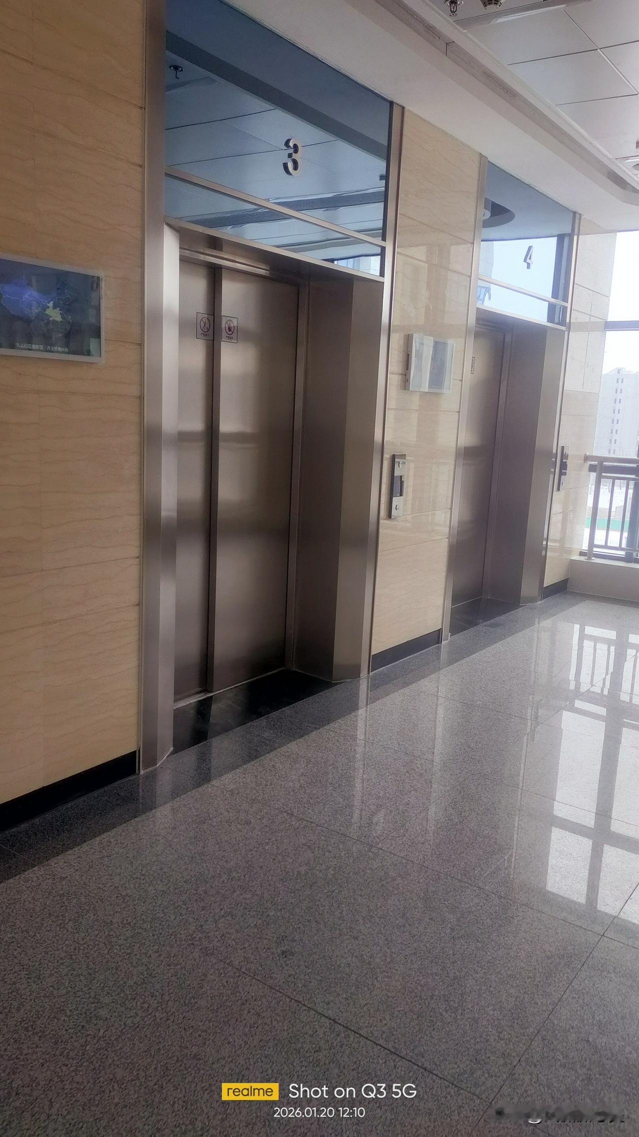 太高级了，我第一次发现这么智能的电梯，并且是在河南老家！这次回老家给母亲看病，