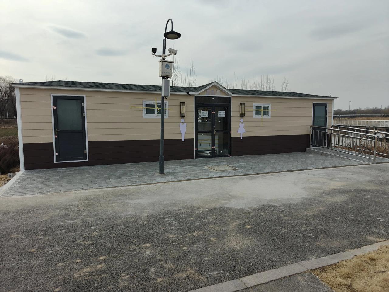 淄川这个公园添了新设施！为保持公园环境干净卫生，方便游客如厕。淄博市淄川区有