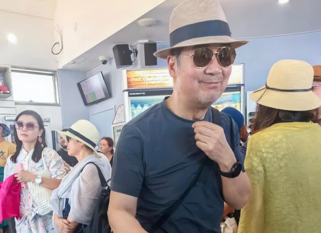 张国立和老婆邓婕在澳大利亚被偶遇，夫妻俩的打扮好贵气，状态非常好，完全不像老年人