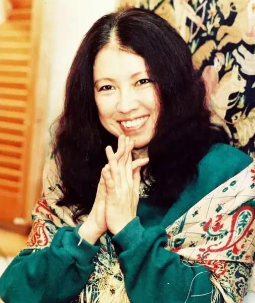 1991年，48岁的三毛因子宫内膜肥厚住进了台湾荣民总医院，手术后的第二天，她在