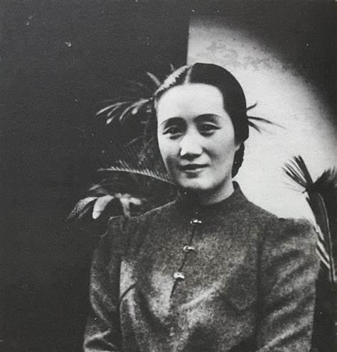1949年，上海举办庆祝宴会，宋时轮应邀参加。他刚坐下，邻桌的一个女子马上引起了