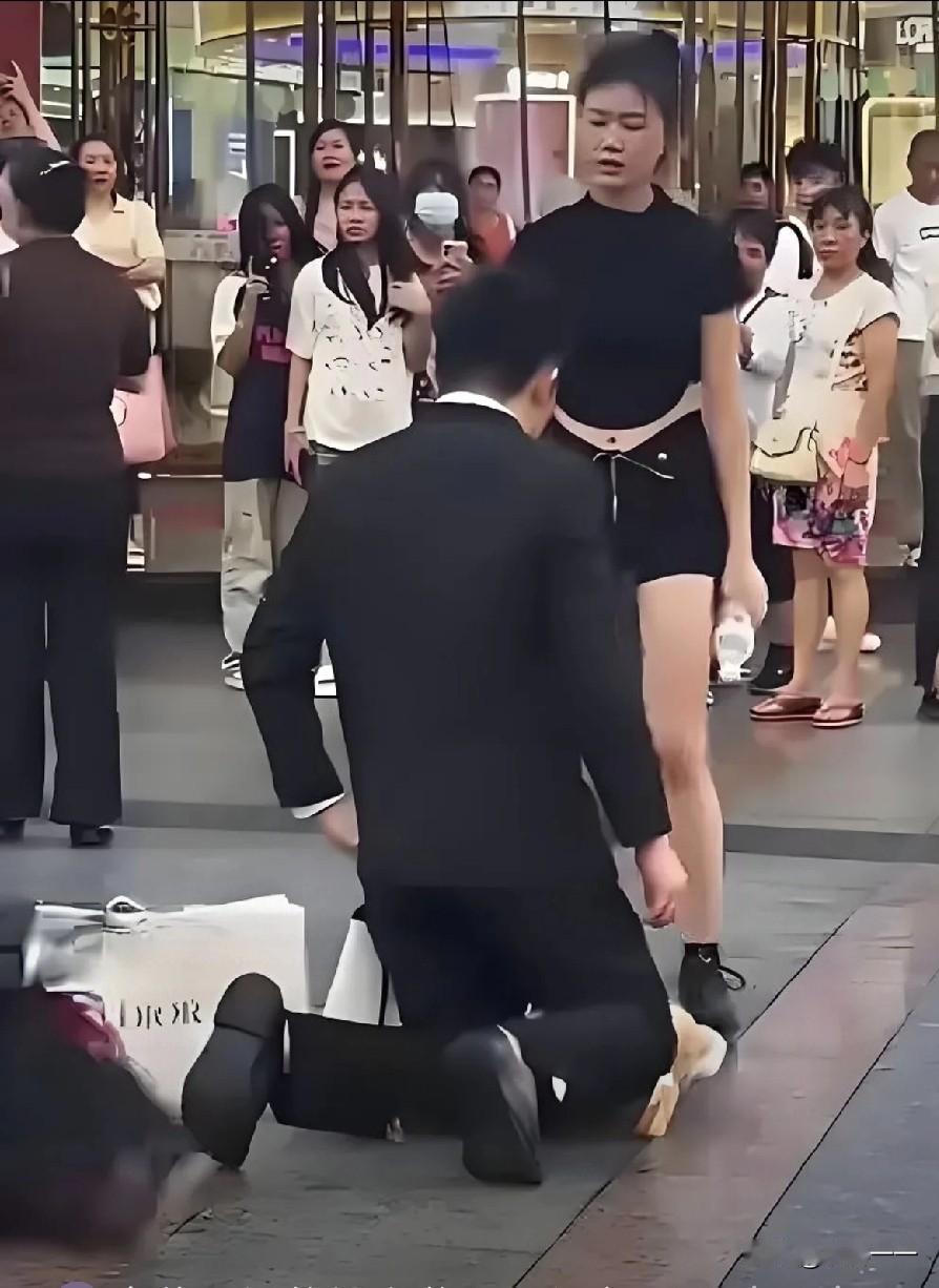 "真是不作不死[笑着哭]"！一女孩因为买三金的事情与男友产生分歧，闹着要分手。男孩