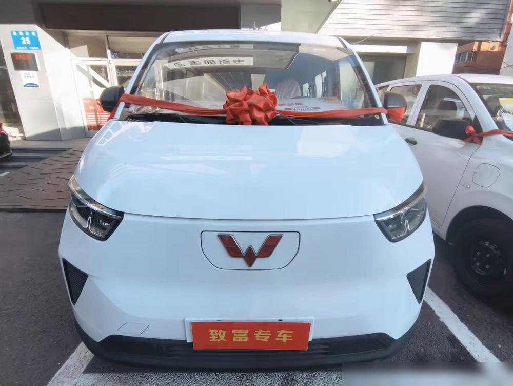 五菱，其实脱离群众已经太久了。以前的五菱宏光、五菱之光能卖这么火，是因为那时候没