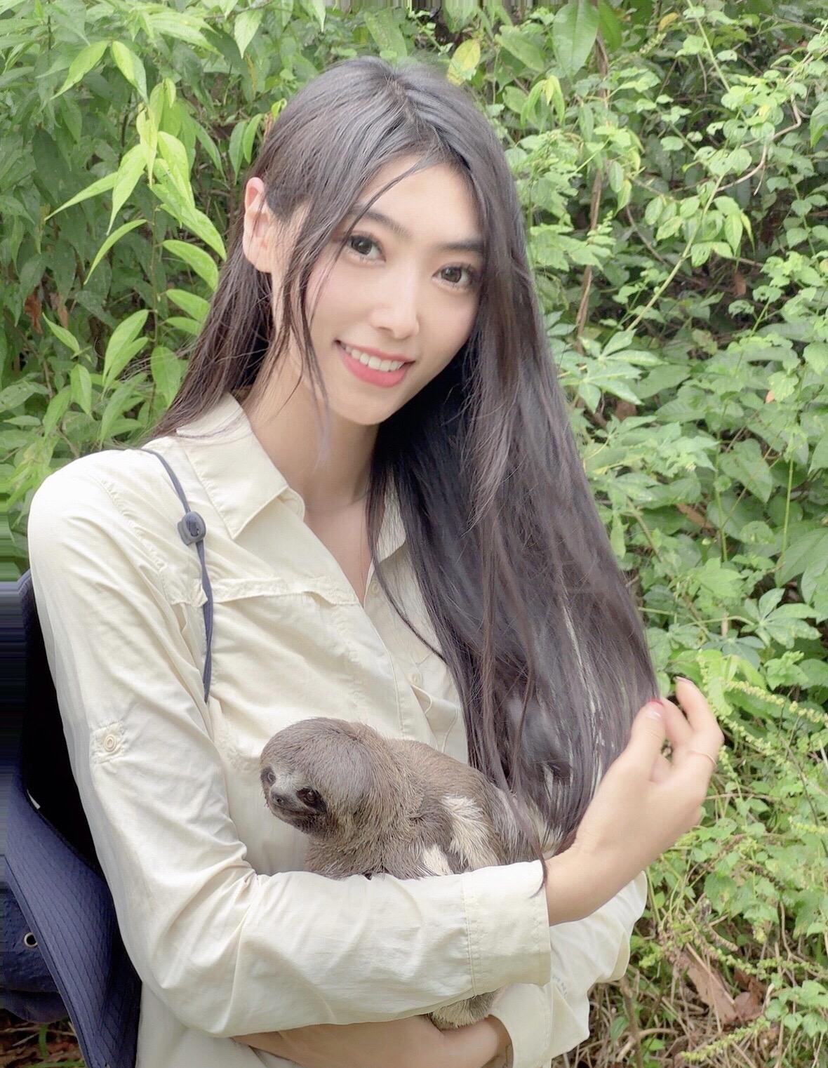 上热门穿搭御姐美女享受大自然