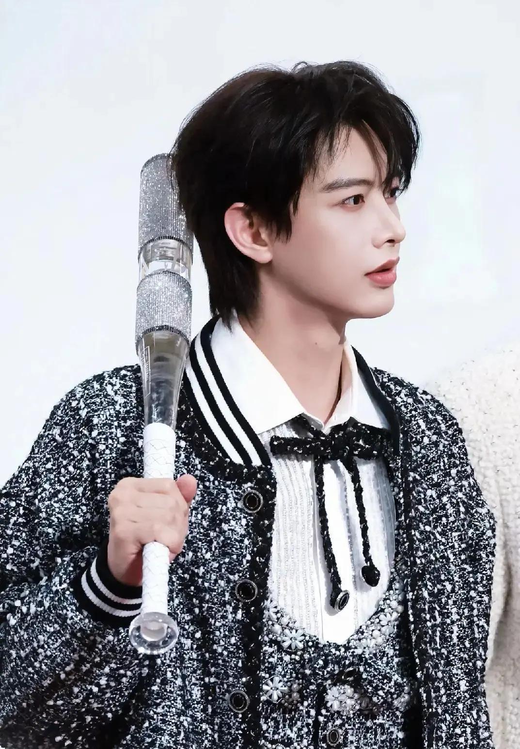 别再叫他“短剧演员”了。红毯上，何健麒一身银闪套装，头上却压着一顶棒球帽。这