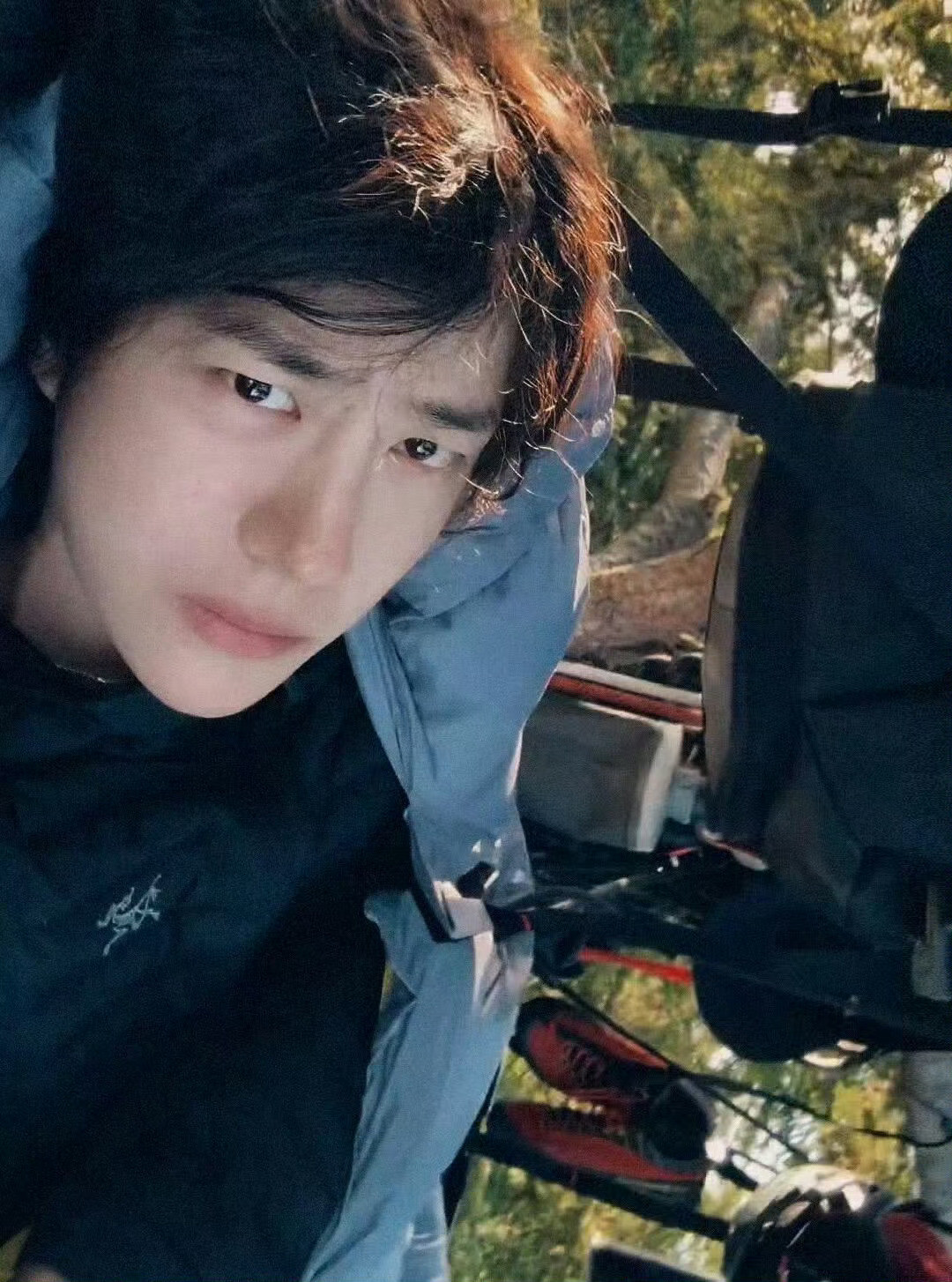 王一博在树上睡眠质量95完全听不见在说什么，我纯看脸去了，这可是刚醒来的第一幕。