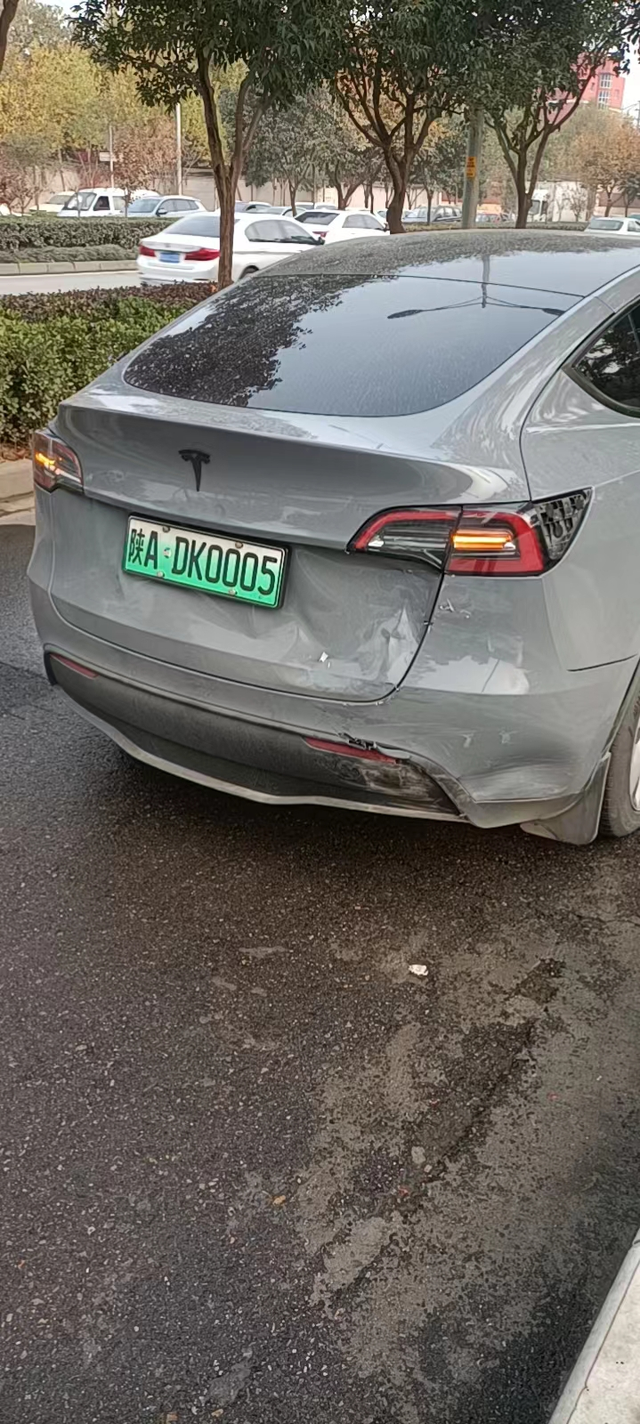特斯拉被面包车追尾面包车撞了一下，只有2000元强险，27万的特斯拉，修着一点