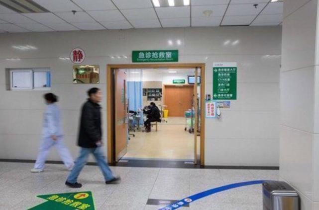 一件给孩子买的新衣服, 差点要了孩子的命, 妈妈后悔烧毁新衣