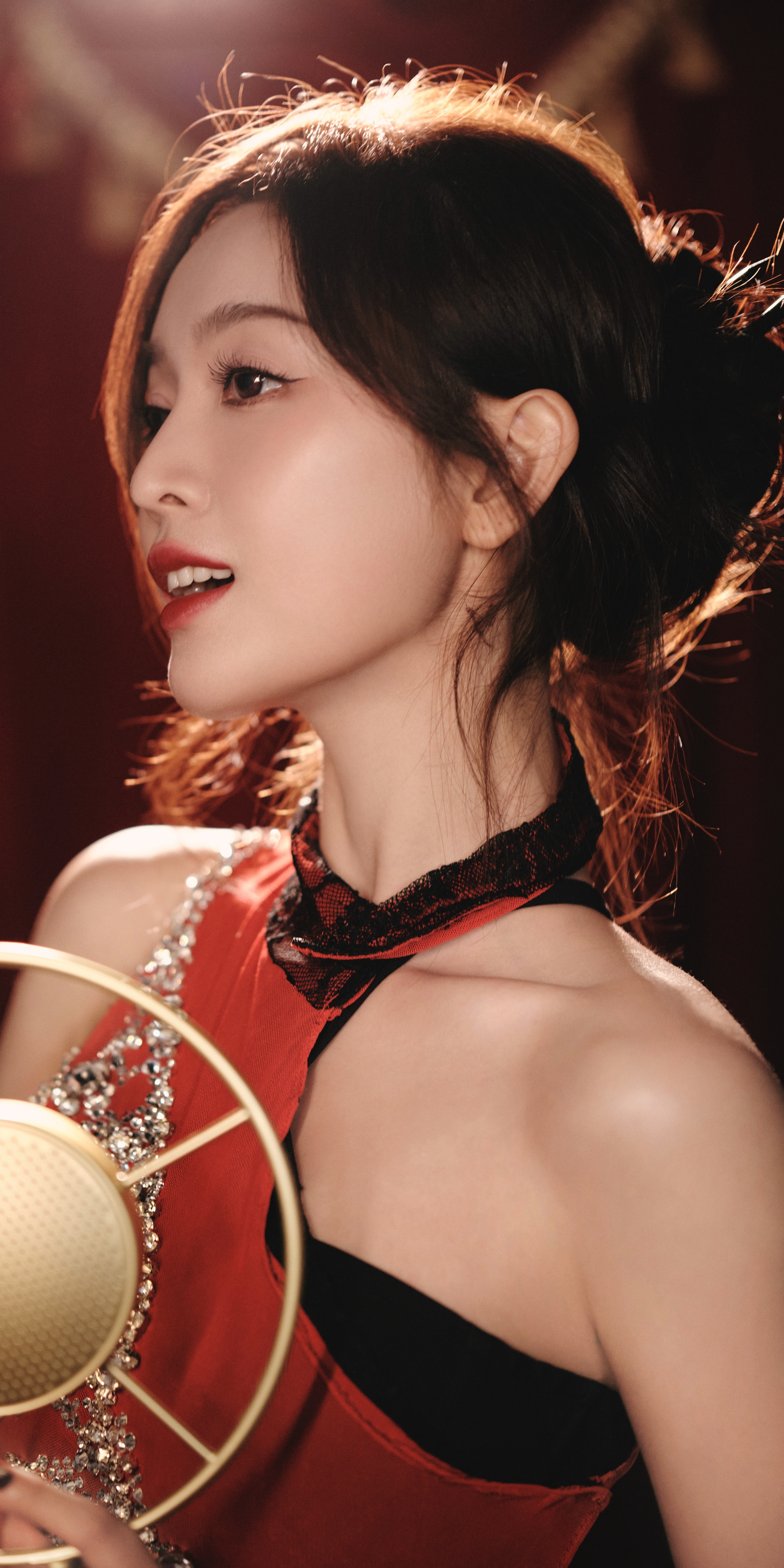 吴宣仪：红裙丝袜美腿，温暖又明媚。吴宣仪