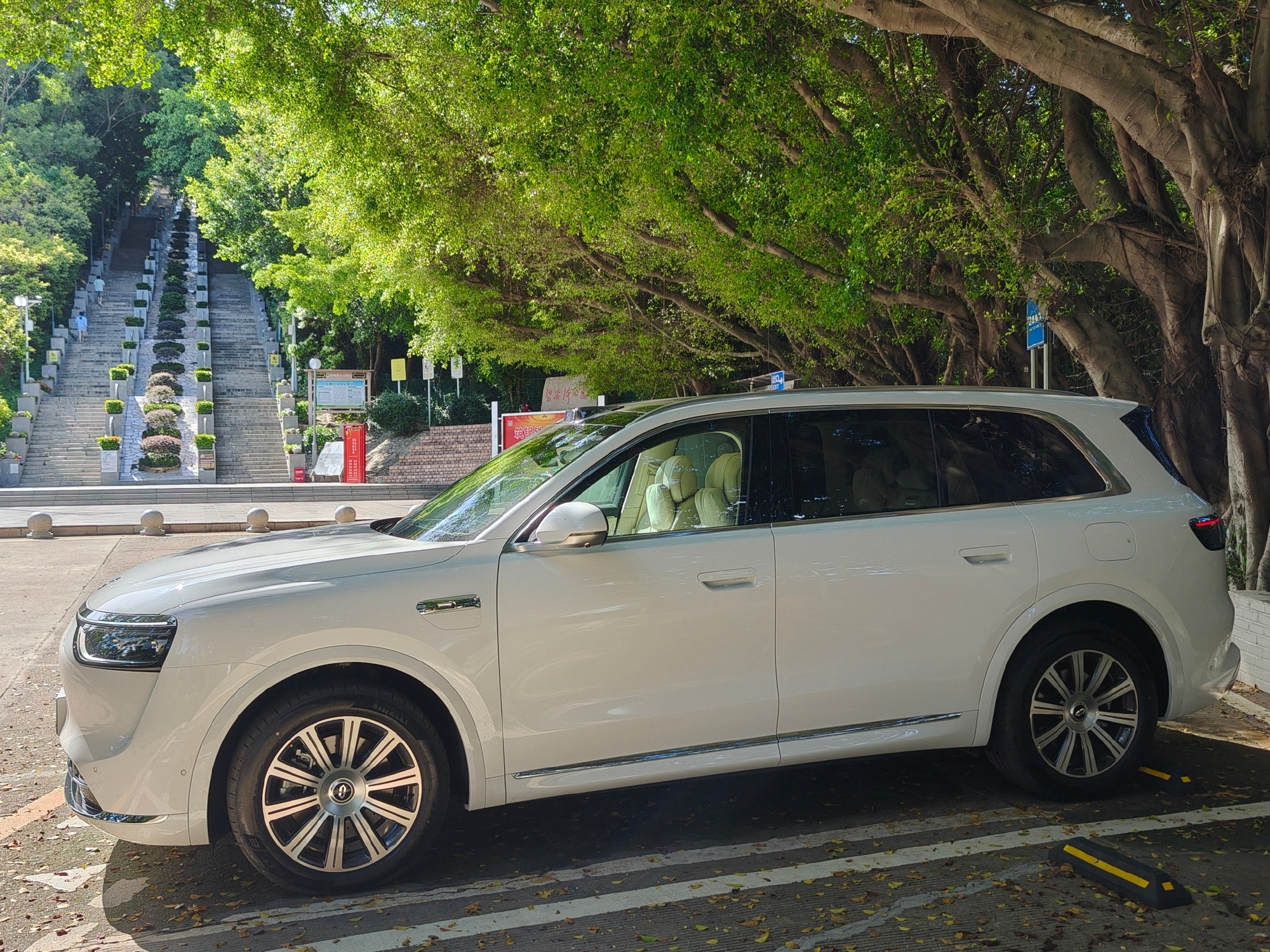 隔了一段时间再开问界M8，还是那熟悉的感觉，丝滑、安静、舒适，而且我发现鸿蒙智行