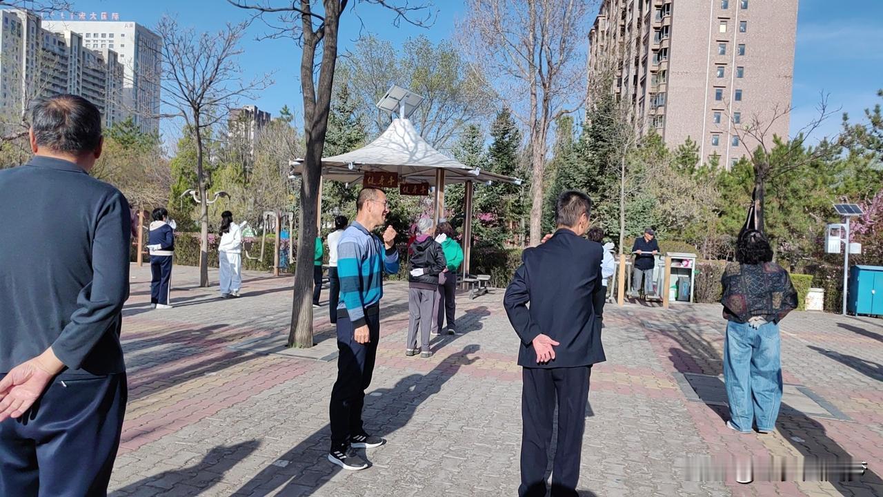 孝顺父母要顺着老人的意愿，即使老人有钱，和你要赡养费，儿女也应该给。有的老人