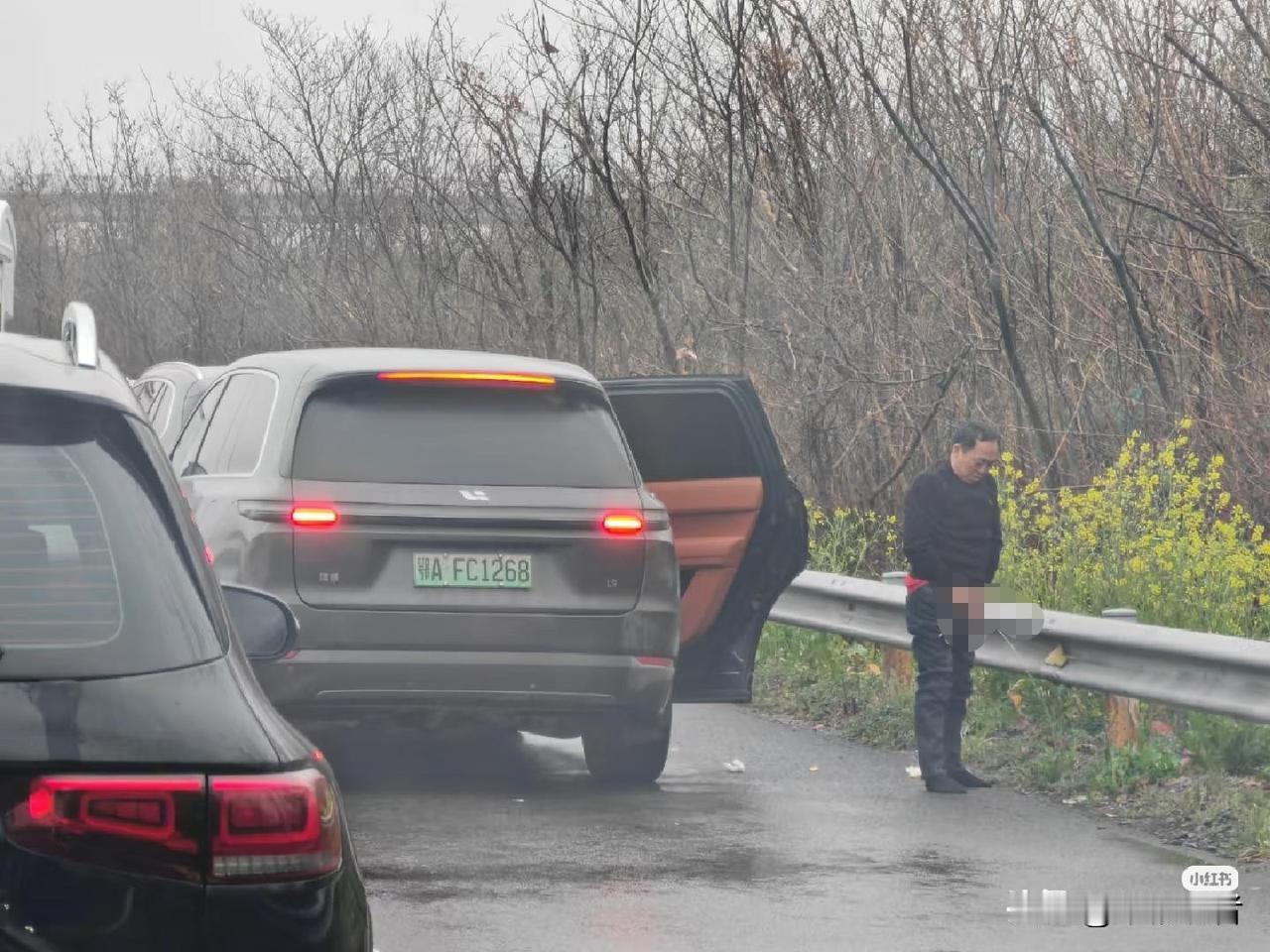 全网寻找鄂A的理想车主，你出名了！你躲在车门后面也好点嘛！重庆重庆身边事重