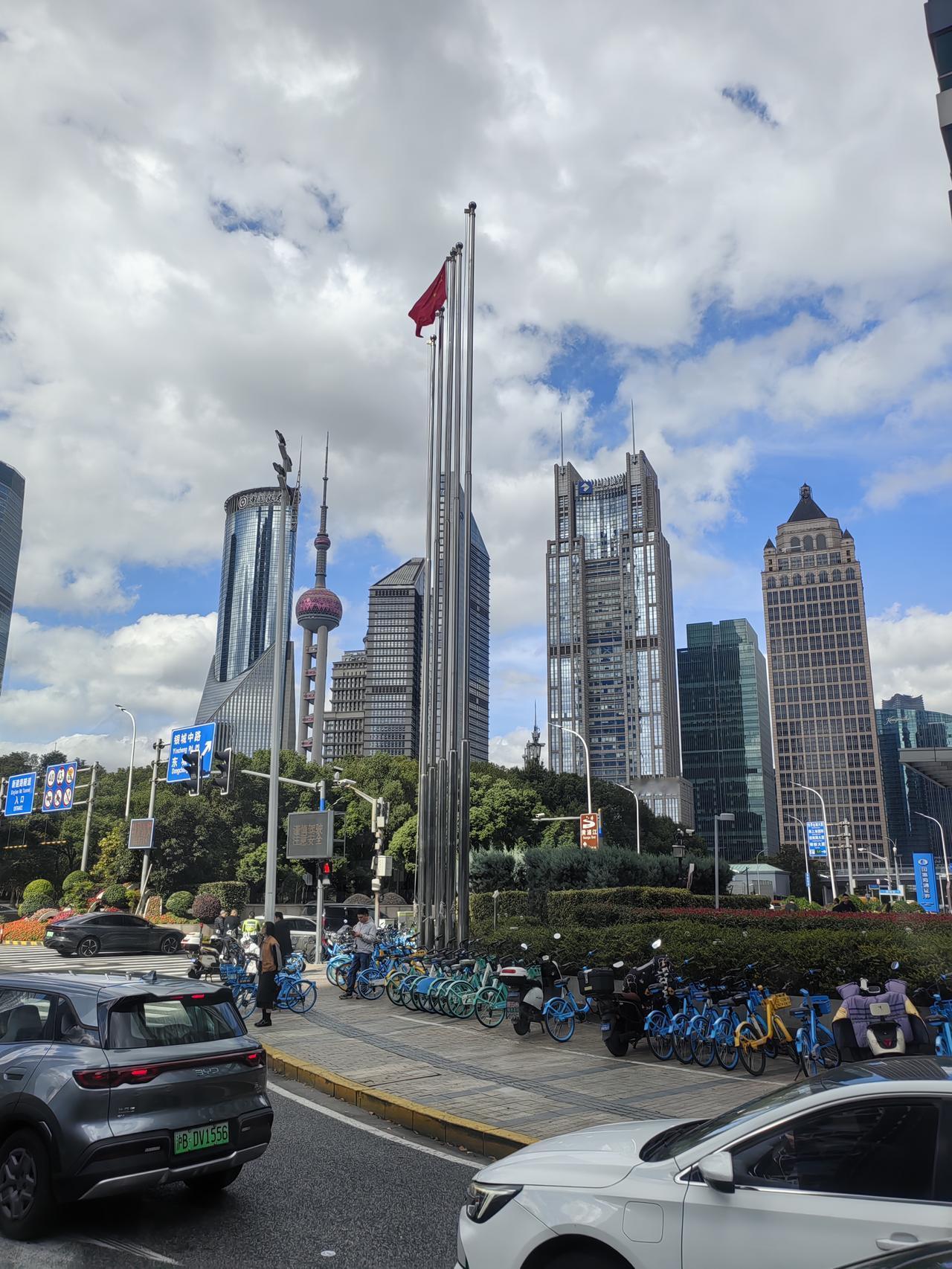 改革开放使我们从原来的井底之蛙，从只惦记着如何去解放生活在水深火热之中的发达国家