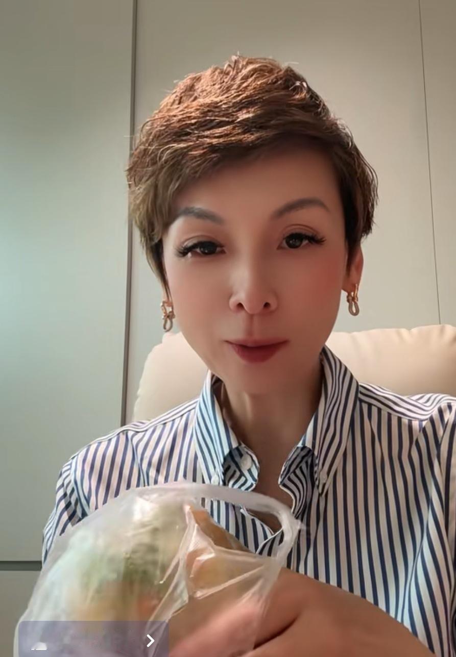 麻六记洋洋也太接地气了吧。一大早要开会她带着煎饼果子和豆浆就来了，趁着会议没开