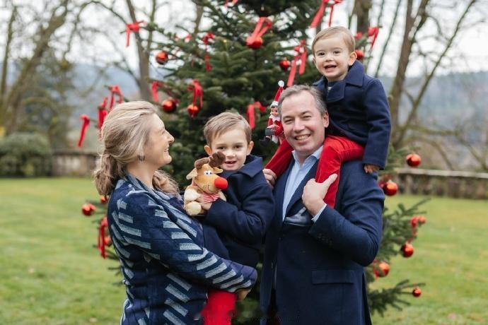 12月17日，卢森堡王室发布大公纪尧姆五世、大公夫人斯蒂芬妮以及俩儿子夏尔、弗朗