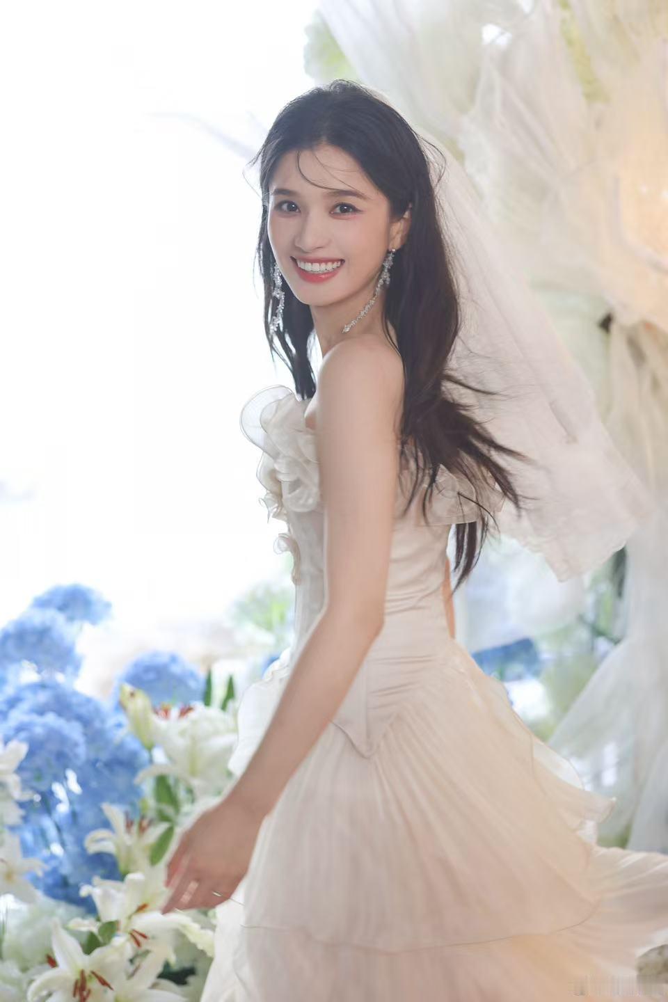 张婧仪婚纱手捧花张婧仪野狗骨头婚纱照美的很幸福