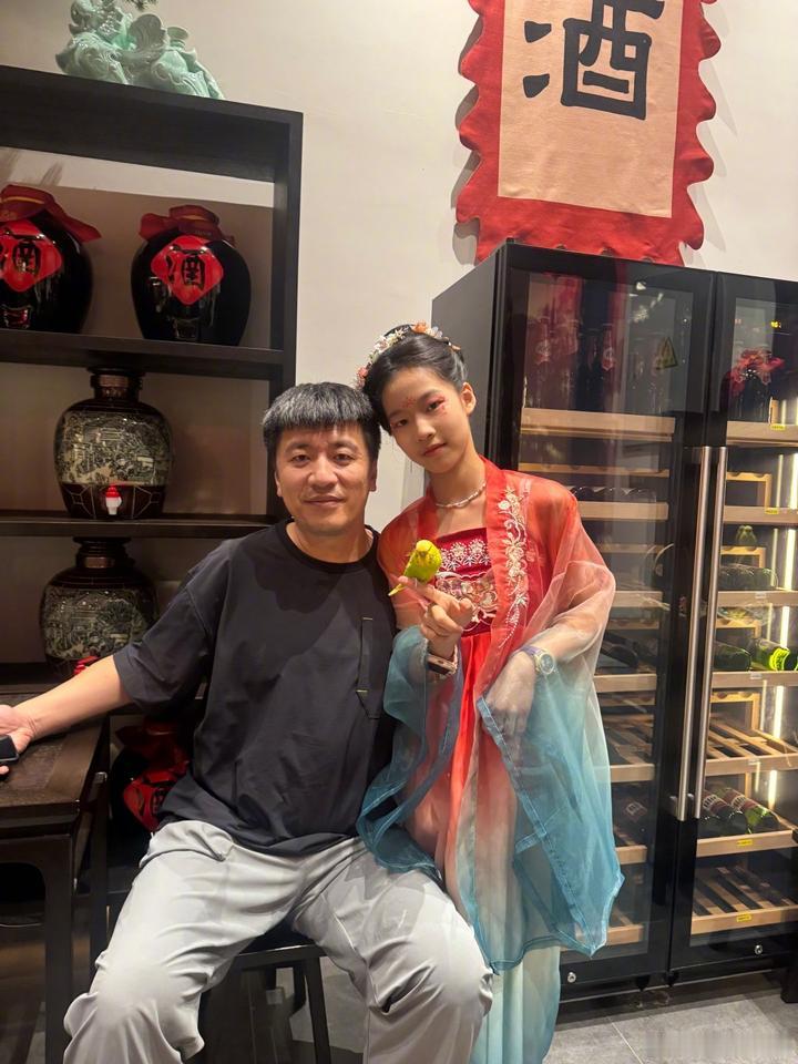 张雪峰陪女儿过10岁生日，父女两一看就是亲生的，眉毛一模一样。张雪峰说希望她8年