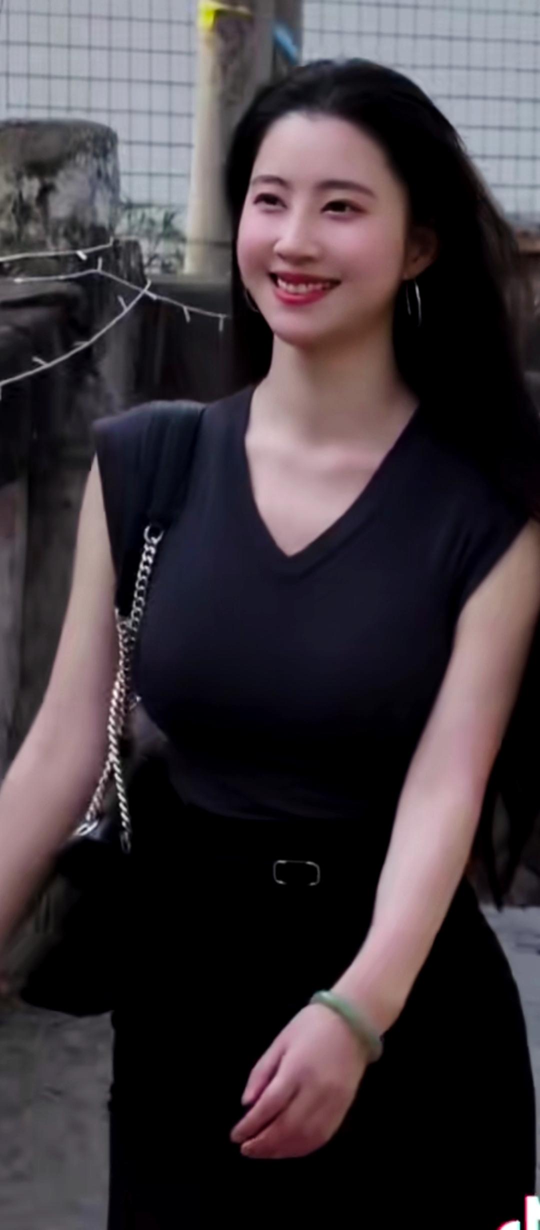 姑娘笑得好甜，穿得也好看。