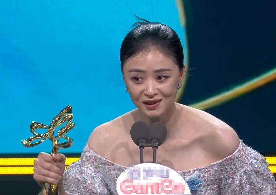蒋欣凭借《小巷人家》，摘得白玉兰奖“最佳女配角”奖！在剧中饰演她儿子的王安宇，比