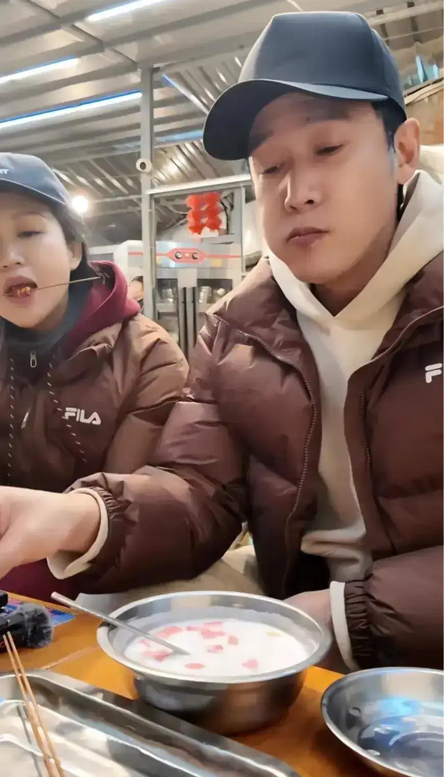 49岁的陆毅和鲍蕾现身成都，穿着情侣服一起吃烤串，两人相处超甜蜜，越来越有夫妻相