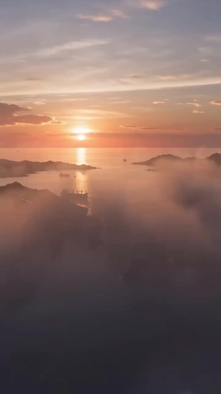 关于霍尔木兹海峡的几个新消息：1、路透社报道称，目前霍尔木兹海峡事实上尚未开