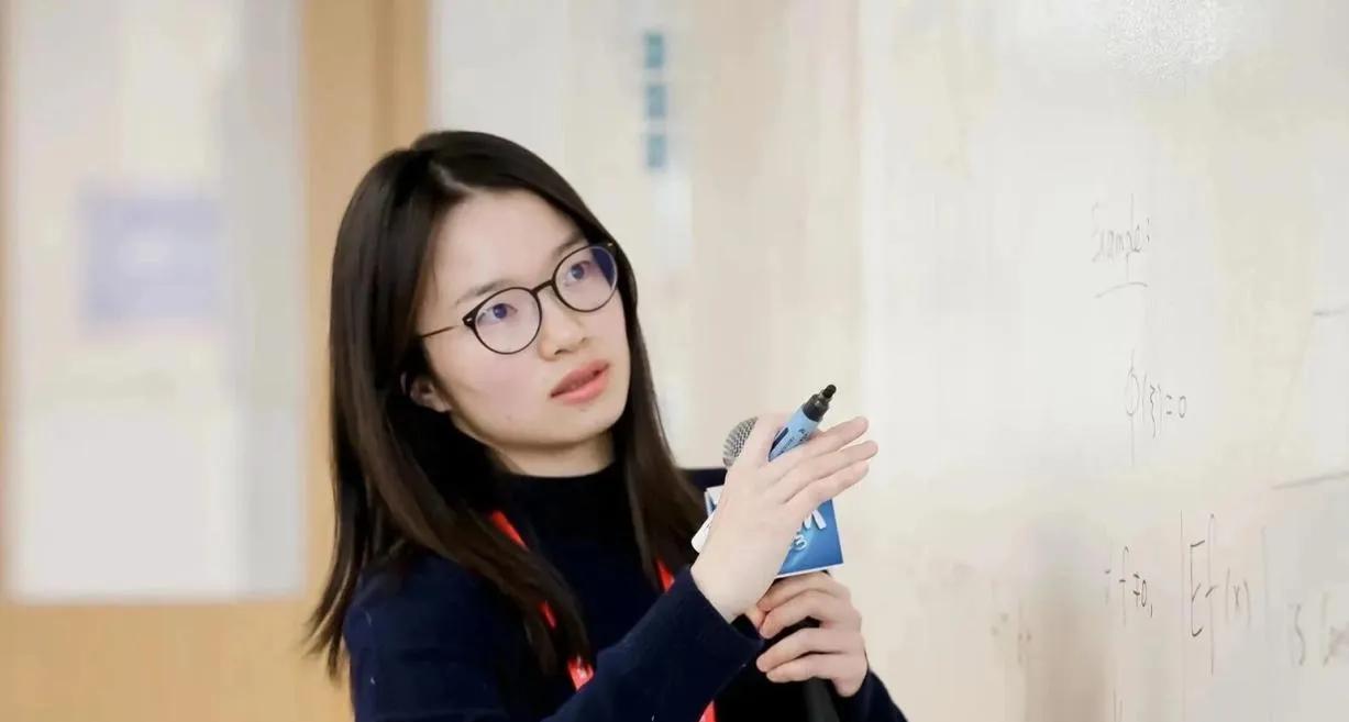反差太大了，完全想不到这美女是数学家！能让韦神当三天头排观众的年轻女教授，恐怕