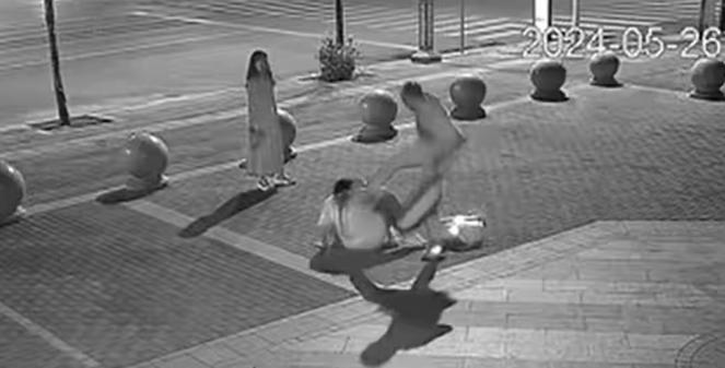 冤吗？”山东聊城，一男子因女儿半夜离家，情绪失控，当街对女儿拳打脚踢。一小伙和