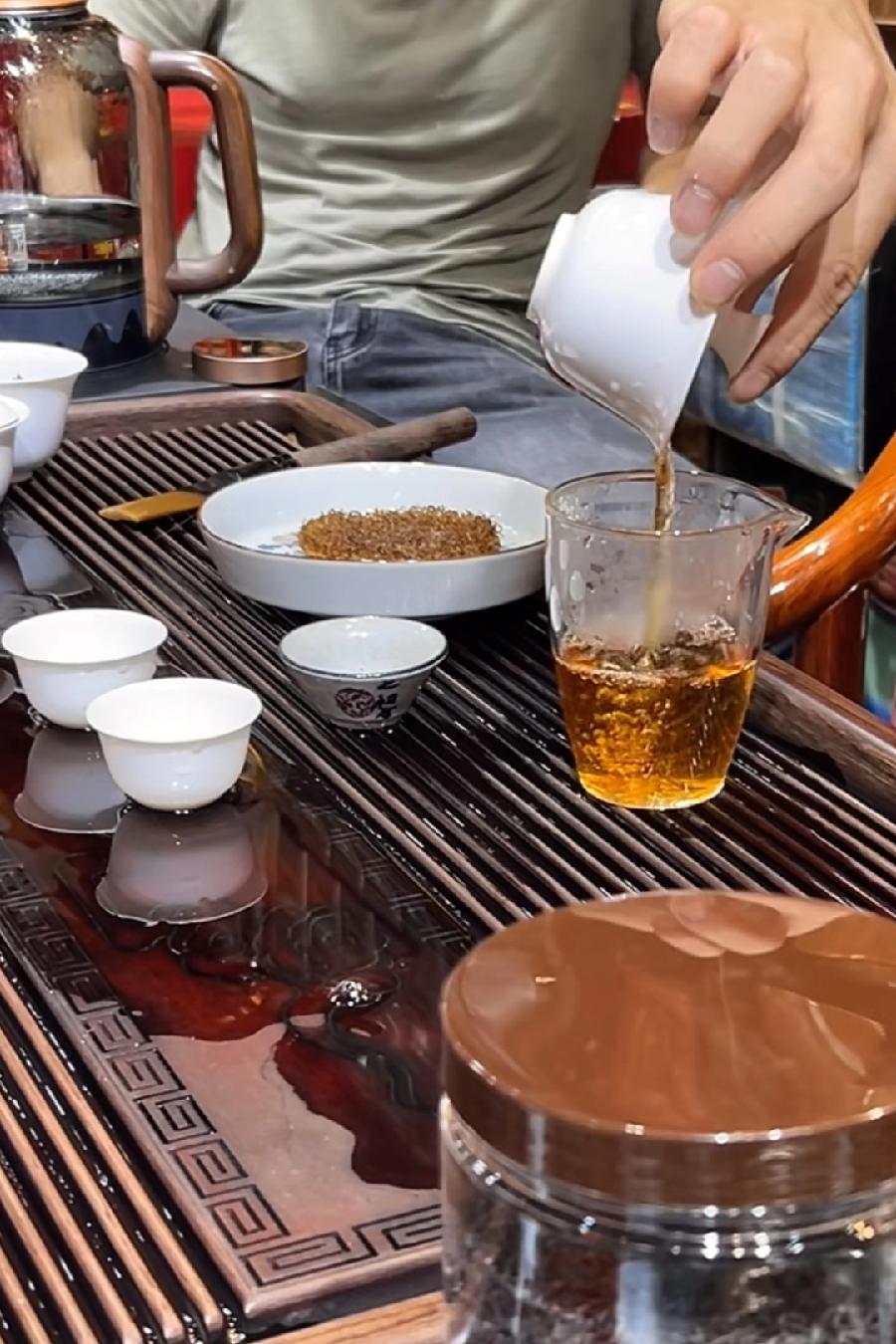 闺蜜的姐姐想跟我合伙开一个茶楼，每人投资80万左右，半年就能回本，朋友们帮我分析