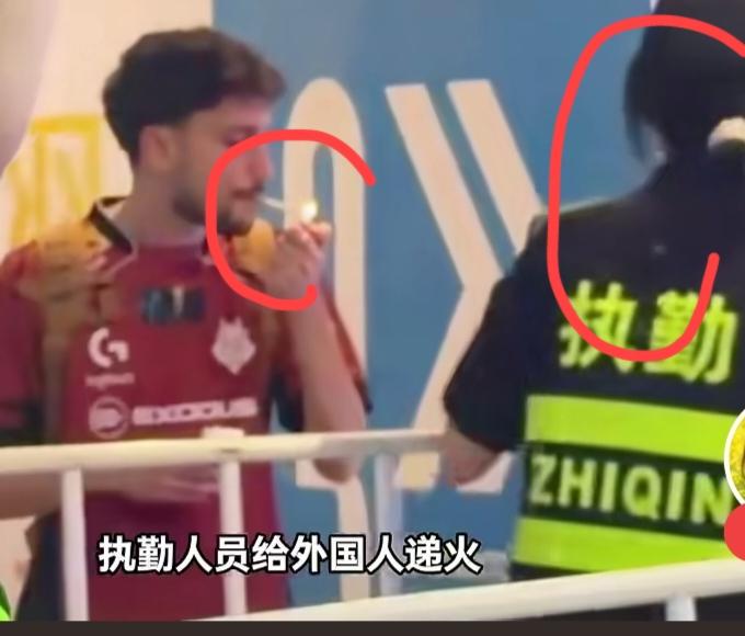 网上炒翻天了这真的想不通执勤的女子，在室内给外国人递火，外籍人立刻点燃了烟，