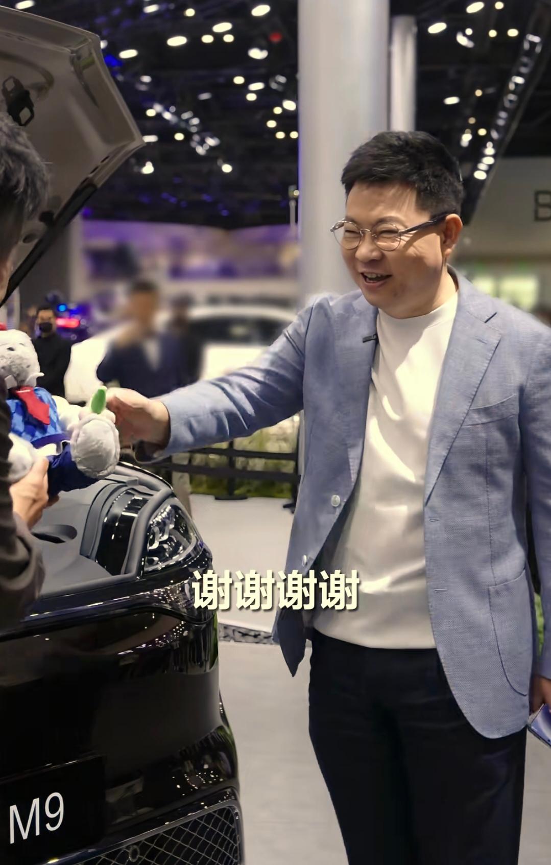 余承东真的太能忍了。本来我以为，在北京车展上直播时，他会趁机澄清最近被带节奏的一