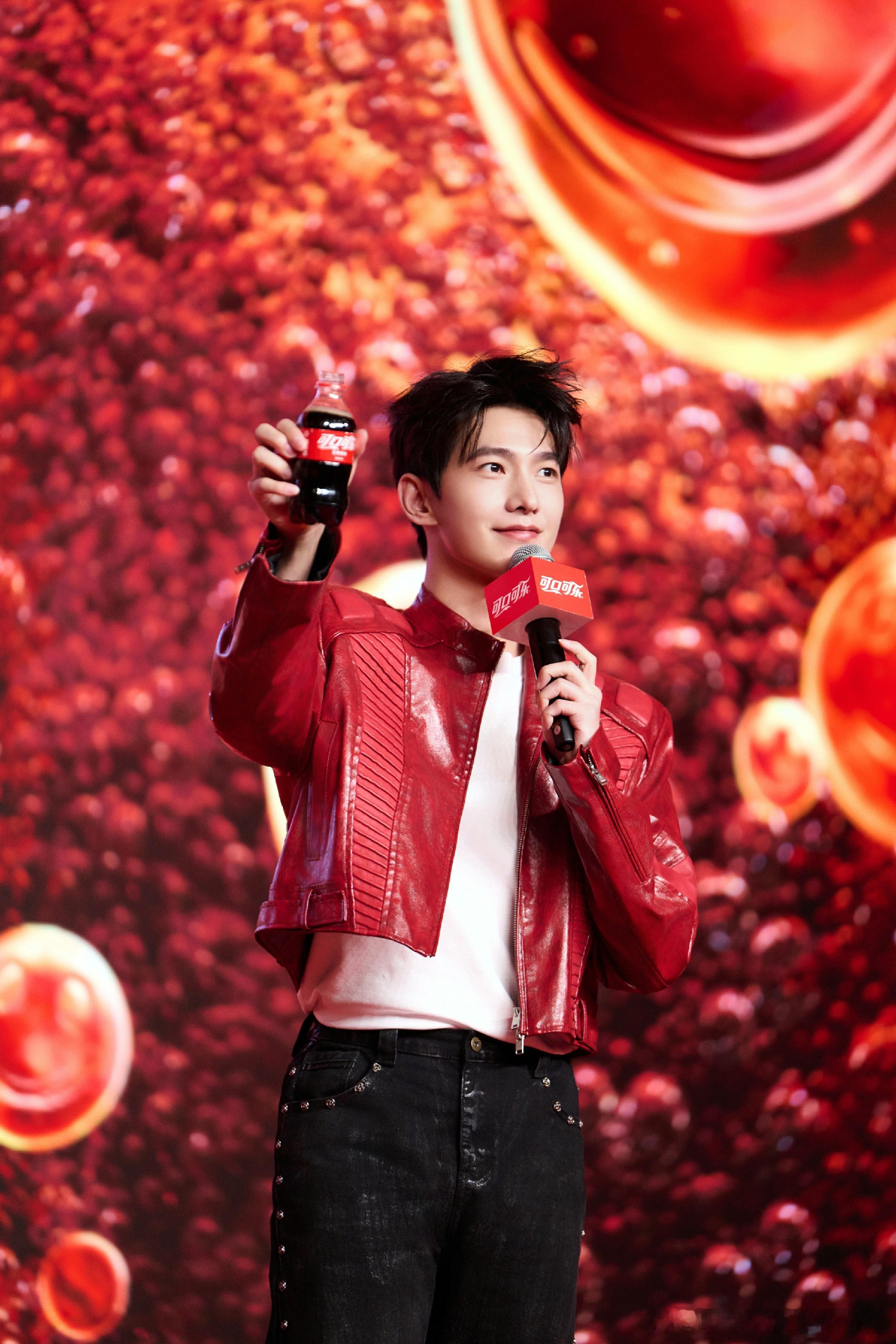 杨洋出席可口可乐品牌活动拥抱畅爽好心情而在接下来的新作《雨霖铃》中，杨洋将