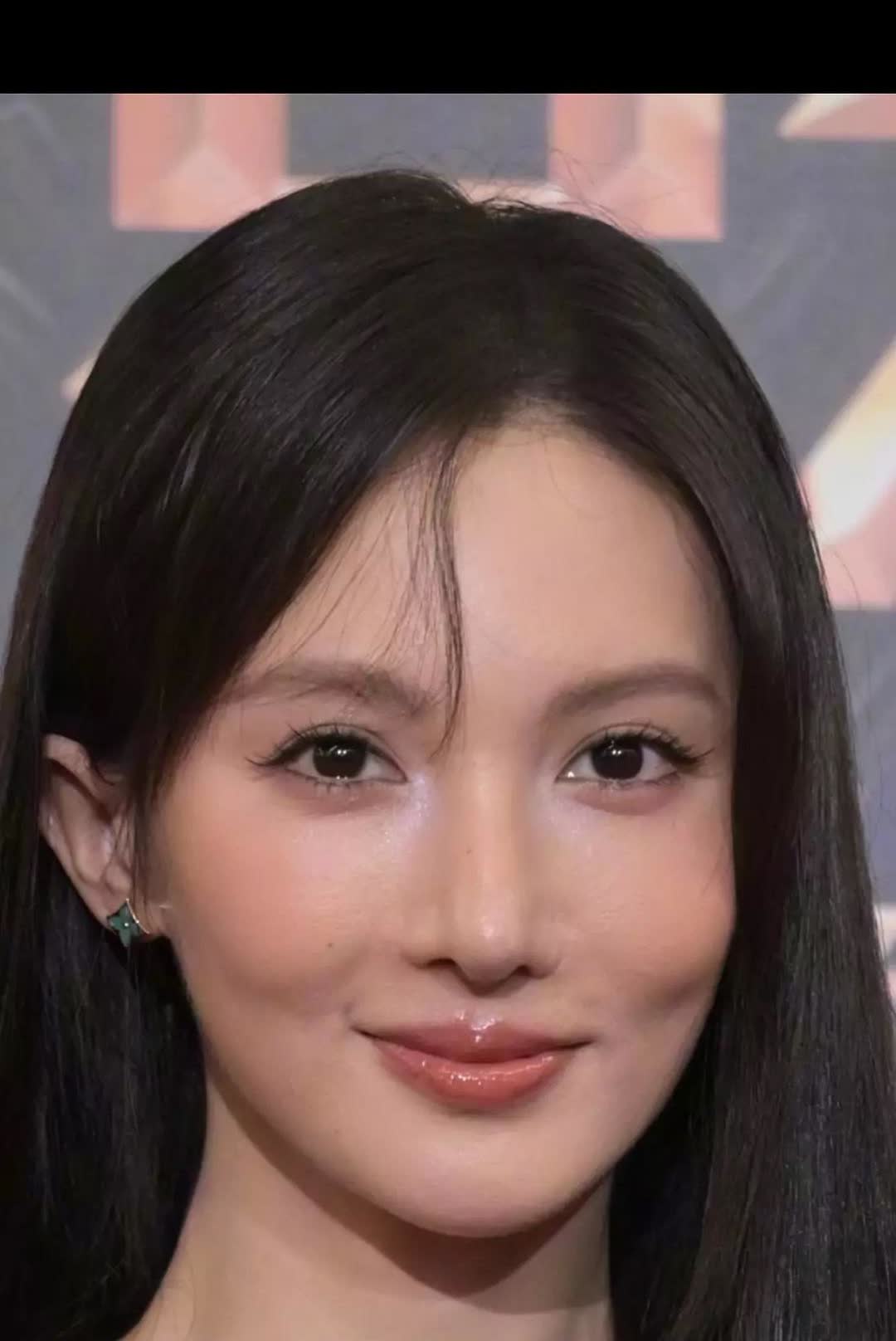 金晨今天的红毯来啦，这个苹果肌怎么这样了，我感觉她以前也不长这样啊，医美做多了吗
