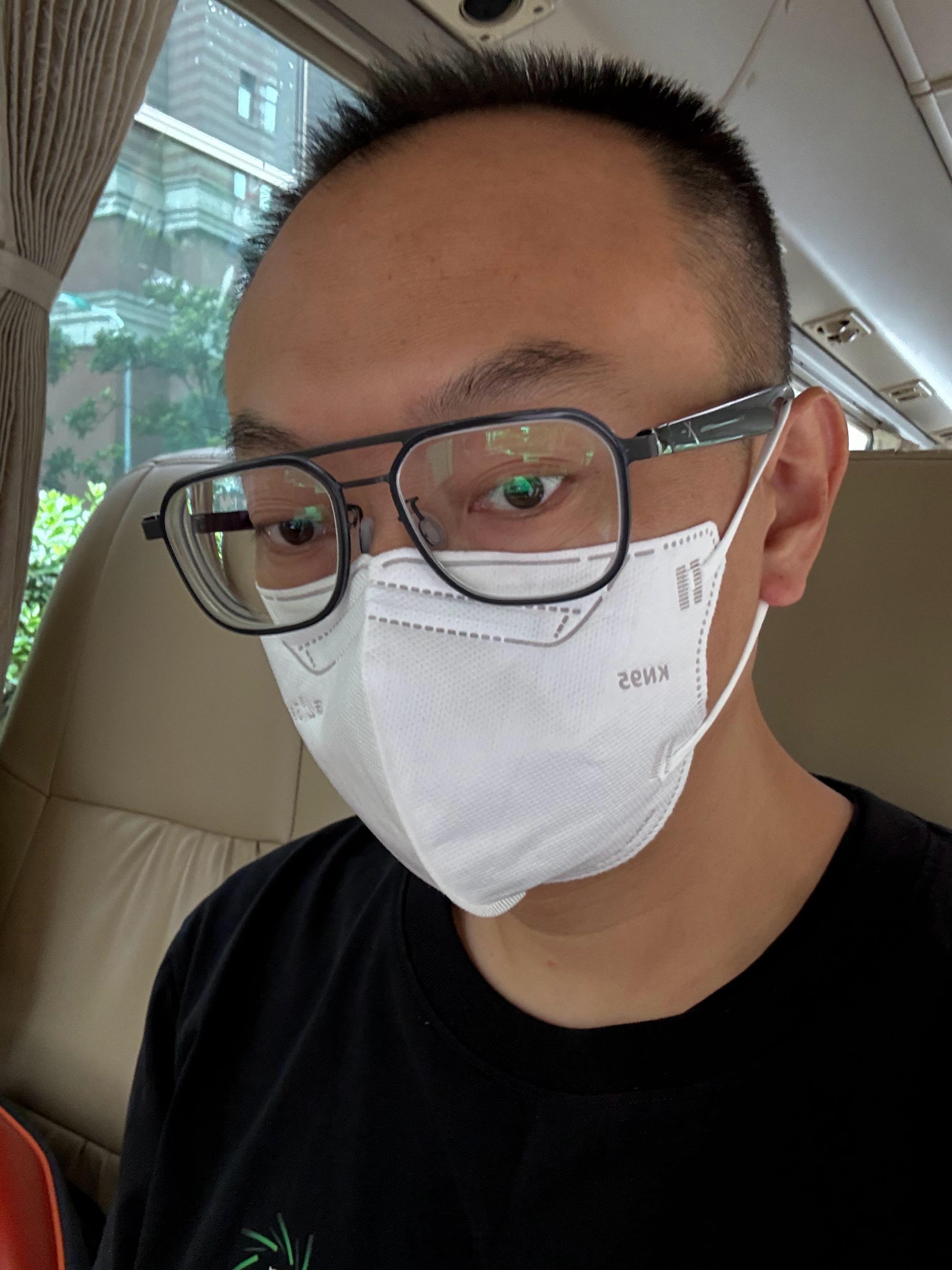 智能眼镜卖爆了价格下来了，大家接受度就上来了，现在去眼镜店配一个传统框架眼镜都动