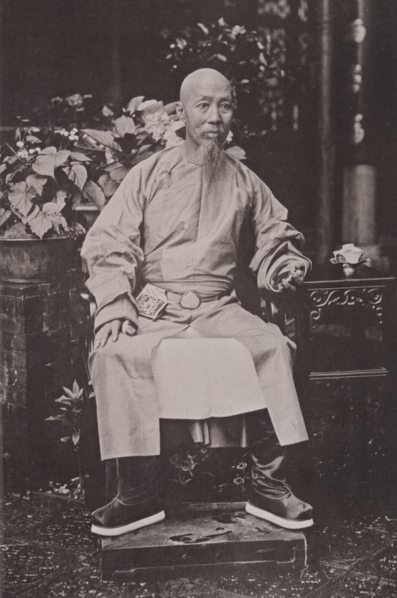 很多人说慈禧掌权只用无能亲戚，这张1874年的老照片，刚好打了这个刻板印象的脸。