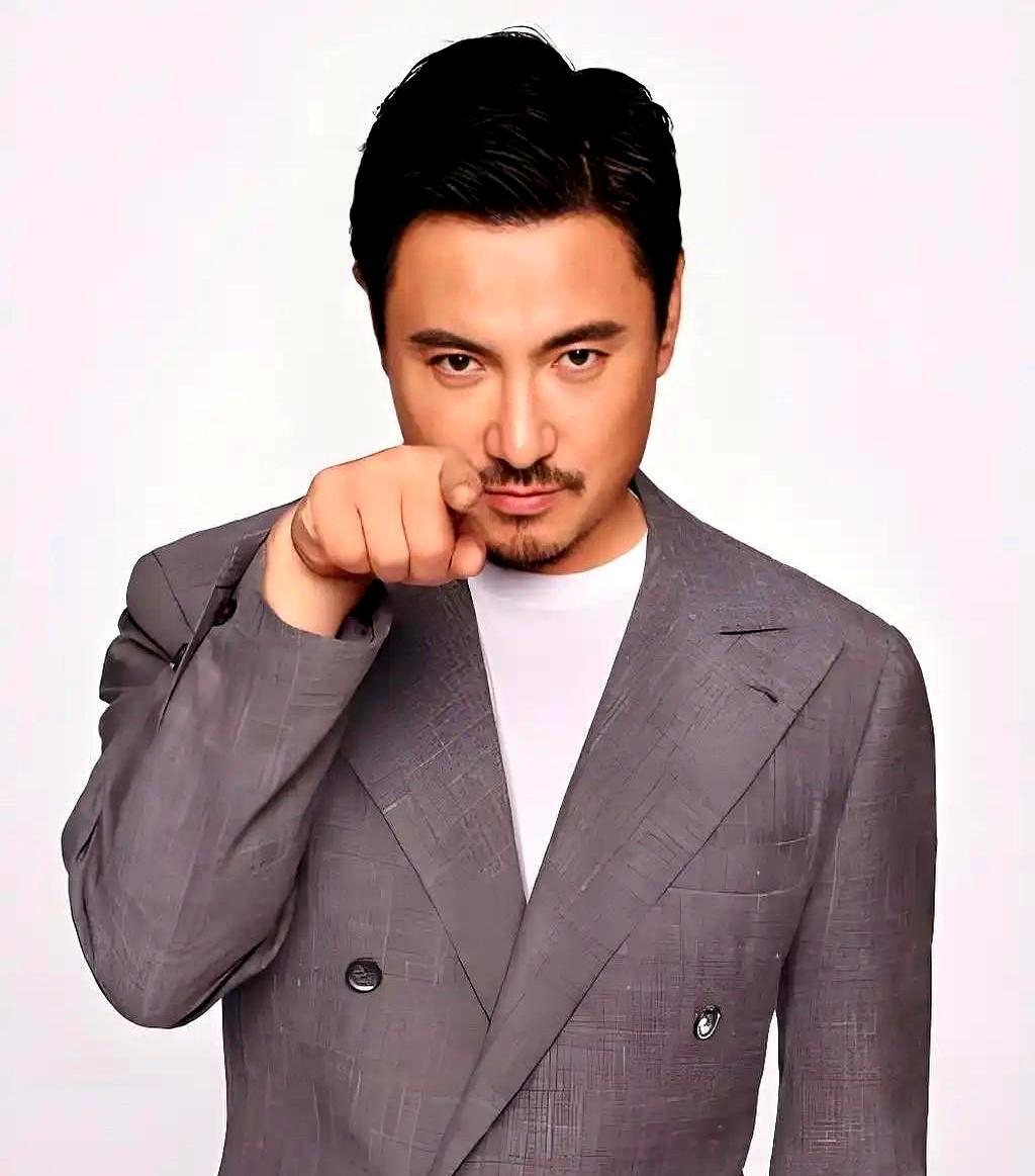 沈腾突然在录制现场摔台本。空气凝固三秒。“你对得起这碗饭吗？”他盯着那个连