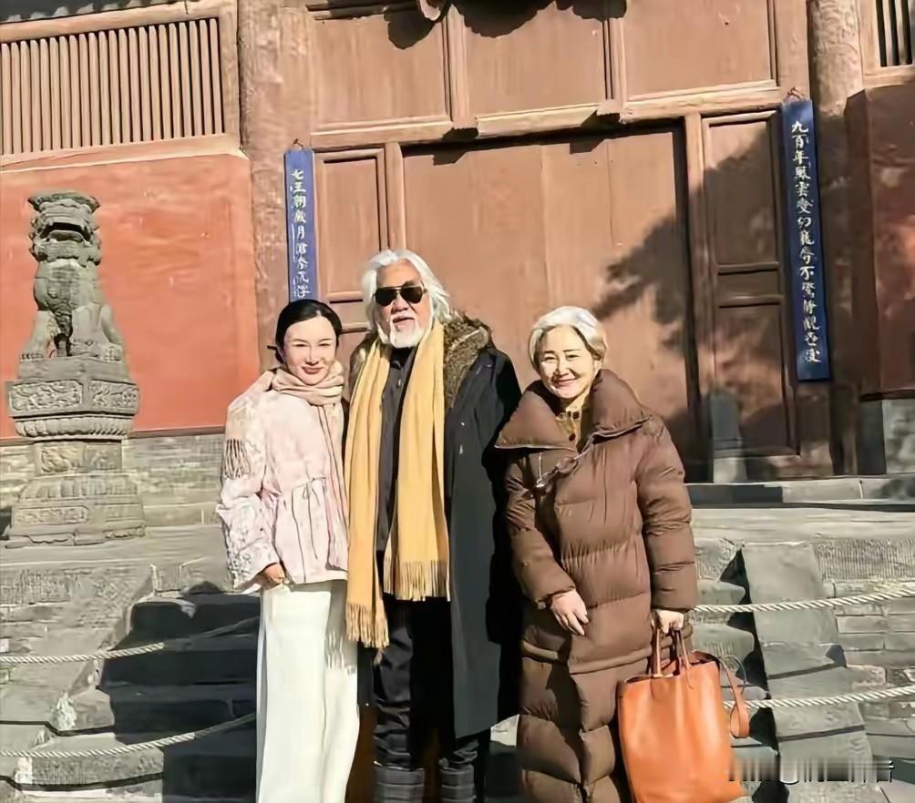 这是张纪中与媳妇及丈母娘的一张合影。这合影容易误导不知情的人。