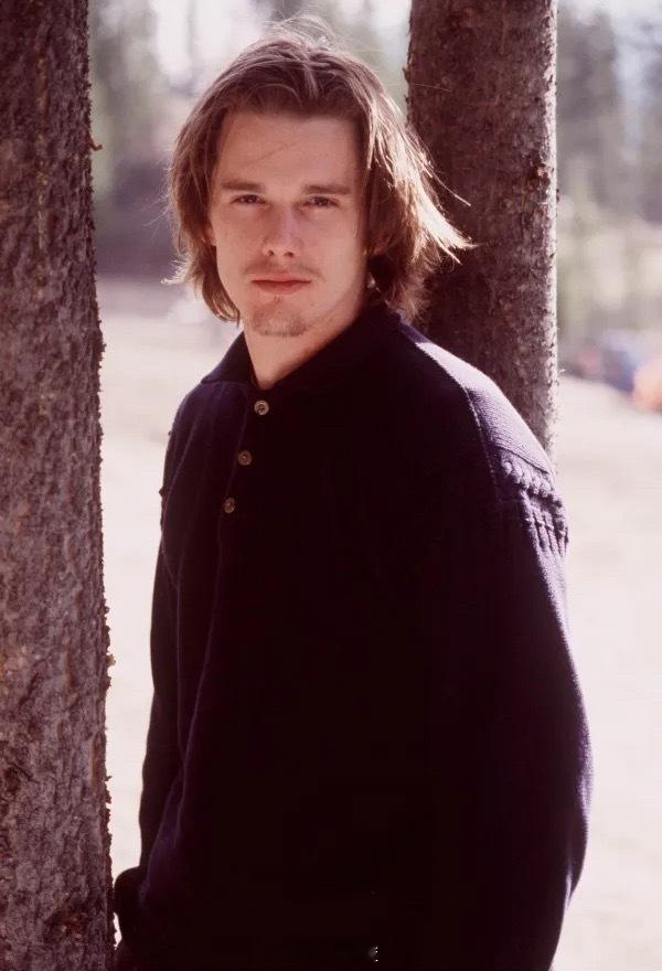 之前发伊桑·霍克「蓝月亮」的剧照（图9），很多人都没认出他。看看年轻时的他：跨年