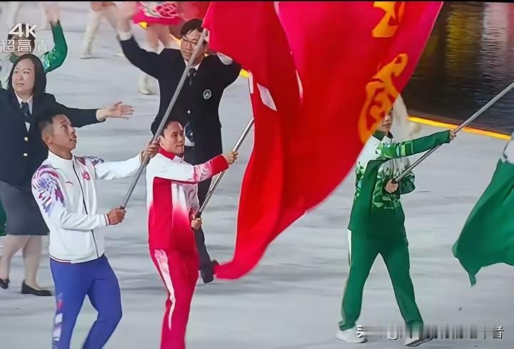 今天去菜市场买菜，碰到件挺有意思的事儿。菜市场门口，一个头发花白的大爷蹲在路