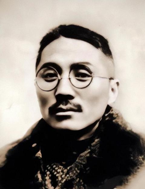 1934年，美女间谍把王亚樵勾引到了床上。岂料就在宽衣解带之时，她竟举起了手枪。